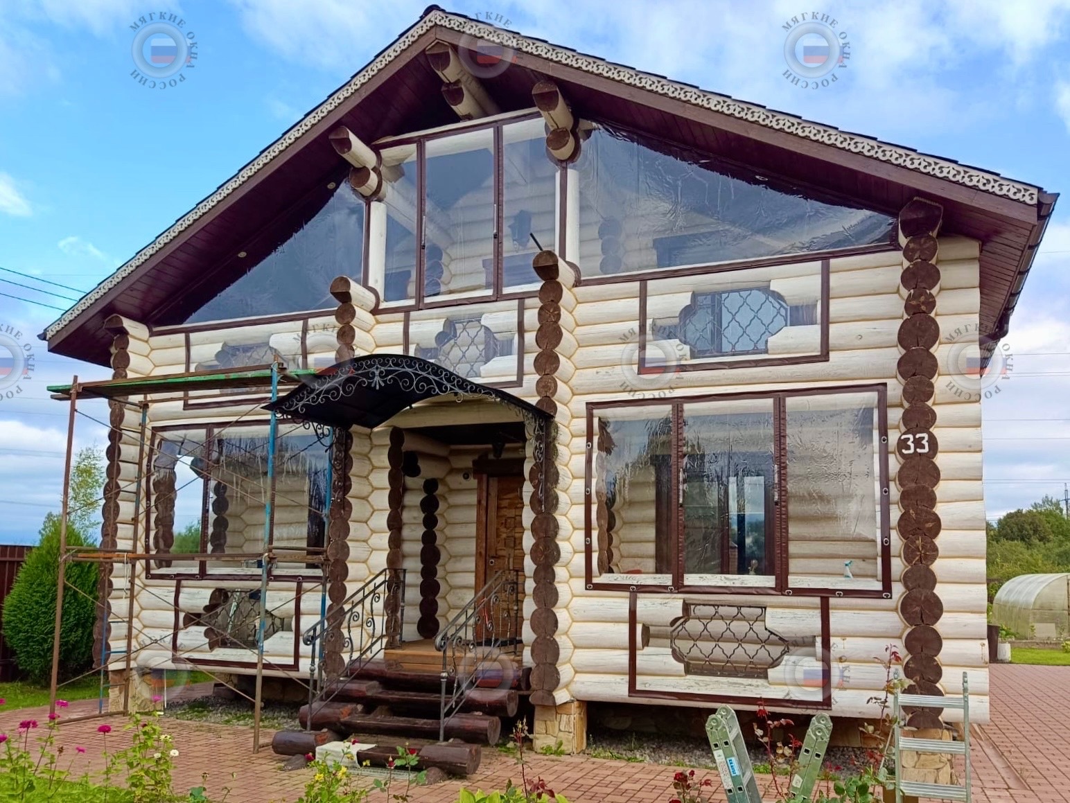 Пленка 700 мкм, морозостойкая до -39°C. Окантовка пвх цвет коричневый, пластиковая поворотная скоба по бокам, верх саморезы, низ без крепления, с монтажом.