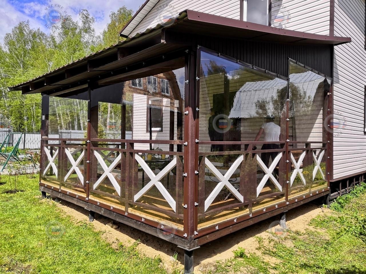 Пленка 700 мкм, морозостойкая до -39. Окантовка пвх цвет коричневый, пластиковая поворотная скоба по бокам, верх саморезы, низ без крепления, без монтажа.